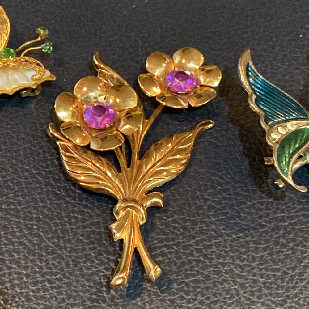 3 vntg pins: 1 Coro flowers; 1 butterfly w mop wings; 1 trembler butterfly. - Picture 3 of 9